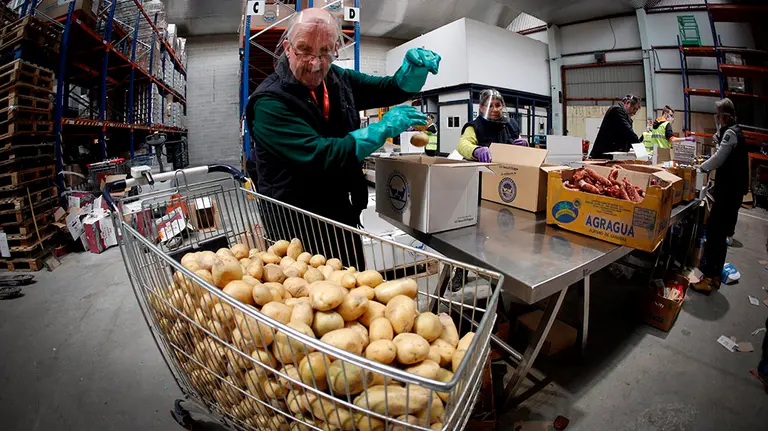 El Banco de Alimentos de Navarra (BAN) trabaja este martes a pleno rendimiento el cual, junto a los comedores sociales, son &#34;esenciales&#34; para más de 1.200 familias navarras durante este confinamiento, una situación extrema que para muchas de estas entidades está acarreando dificultades, tanto logísticas como económicas, y les lleva a afrontar su futuro con preocupación e incertidumbre. EFE/ Villar López