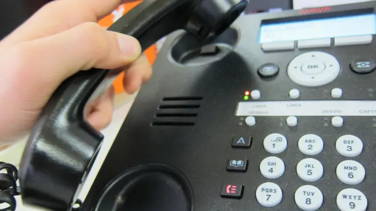 Una persona utilizando un teléfono fijo. ARCHIVO