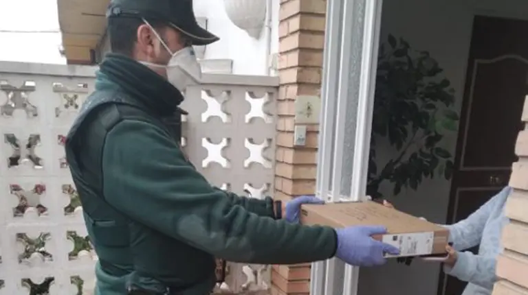 Entrega en Marcilla de material informático procedente de Tudela GUARDIA CIVIL