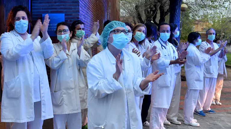 Un grupo de enfermeras aplaude en el exterior de un centro sanitario. Europa Press.