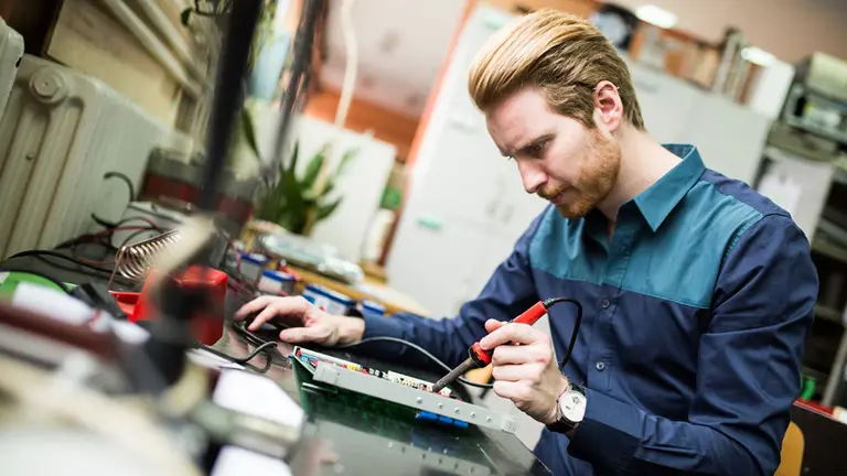 Un trabajador de una empresa. ARCHIVO