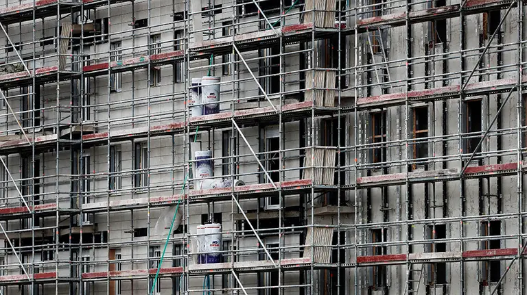 GRAFCAV4104. PAMPLONA, 01/04/2020.- Estado en el que encuentra la construcción de un edificio cuyas obras permanecen por segundo día inactivas después de que el pasado lunes el gobierno anunciara la ampliación del confinamiento tras la declaración del estado de alarma en la que el sector de la construcción ha sido uno de los mas afectados.  EFE/ Jesús Diges
