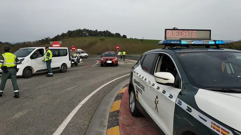 Control de tráfico de la Guardia Civil en la carretera N-121, en Beriáin GUARDIA CIVIL
