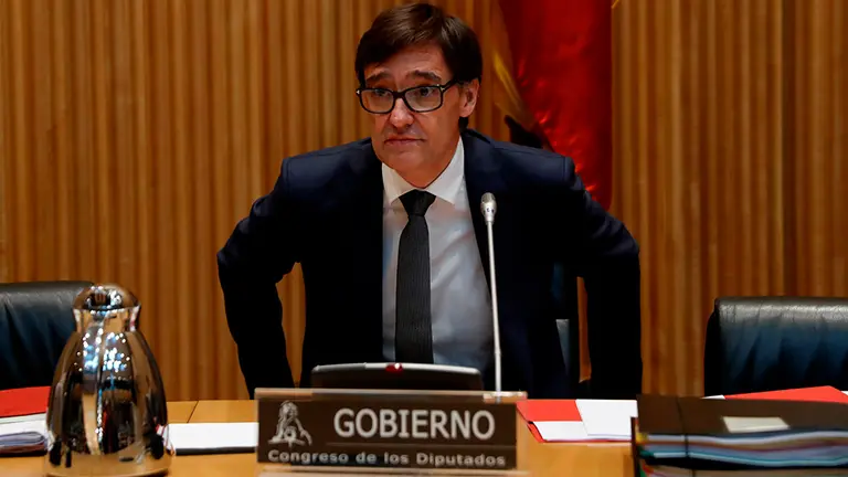 El ministro  de Sanidad, Salvador Illa, a su llegada para comparecer de nuevo ante la Comisión de Sanidad del Congreso de los Diputados. EFE/J.J.Guillén
