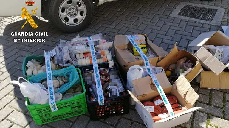 Alimentos en mal estado que la Guardia Civil ha detectado dentro de una furgoneta en Aranguren. CEDIDA