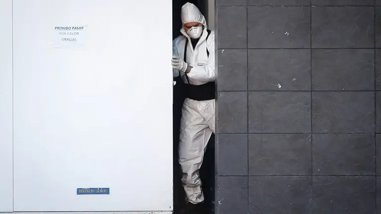 Los trabajos de mantenimiento y custodia de cadáveres de las víctimas de coronavirus en el Palacio de Hielo continúan sin descanso al término de la segunda semana de confinación por el Estado de Alarma decretado por el Gobierno con motivo del COVID-19, coronavirus. EUROPA PRESS