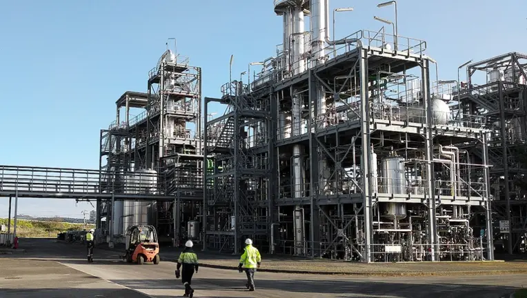 GRAFCAV4166. PAMPLONA, 03/04/2020.- Imagen cedida por la empresa navarra Extractelur que se ha convertido en la única compañía del sur de Europa con capacidad para fabricar glicerina 100 % vegetal cuyo uso principal actualmente, debido a la pandemia del coronavirus, es la producción de geles desinfectantes, lo que ha disparado la demanda de este producto. Esta biorrefinería, ubicada en Caparroso y de más de 8.000 metros cuadrados, está especializada en la fabricación de glicerina pharma USP con 99,9 % de pureza y tiene una capacidad de producción de unas 12 toneladas diarias, unas 400 mensuales.  EFE/ Cedida