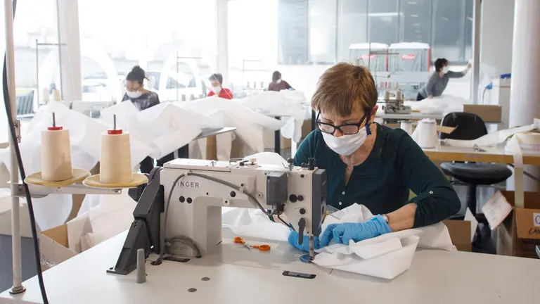 Voluntarios cosen batas en Refena. GOBIERNO DE NAVARRA