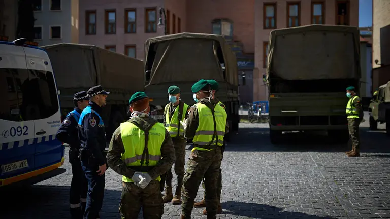 El ejercito recorre las calles de Pamplona durante la crisis del coronavirus y del estado de alerta. MIGUEL OSÉS