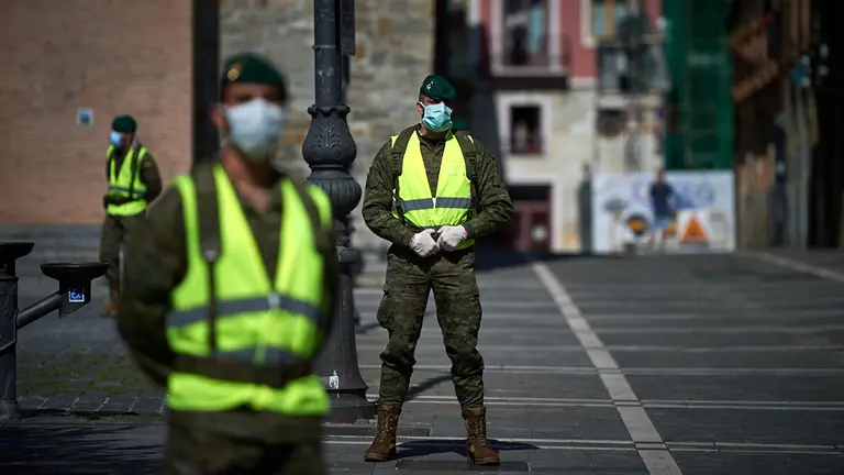 El ejercito recorre las calles de Pamplona durante la crisis del coronavirus y del estado de alerta. MIGUEL OSÉS