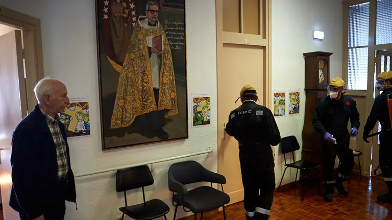 La UME (Unidad Militar de Emergencias) desinfecta residencias de mayores en Pamplona durante la crisis del coronavirus. MIGUEL OSÉS