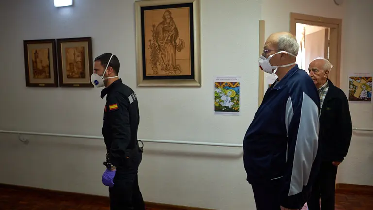 La UME (Unidad Militar de Emergencias) desinfecta residencias de mayores en Pamplona durante la crisis del coronavirus. MIGUEL OSÉS