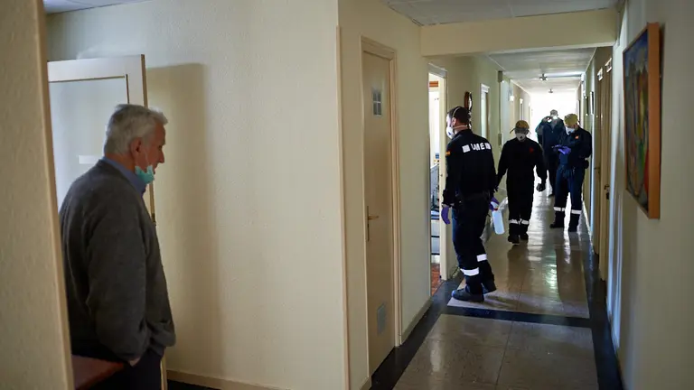 La UME (Unidad Militar de Emergencias) desinfecta residencias de mayores en Pamplona durante la crisis del coronavirus. MIGUEL OSÉS
