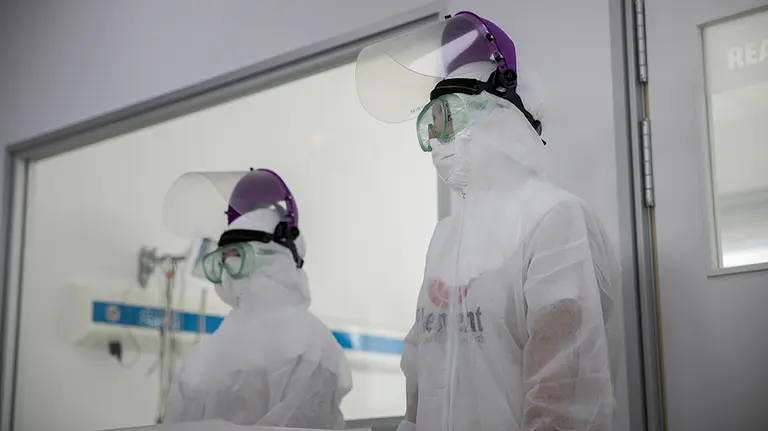 Personal sanitario se forma en la colocación y retirada del  Equipo de Protección Individual (EPI) para evitar posibles contagios, durante un curso de formación en medidas de seguridad frente al coronavirus (Covid-19), programado por SAMU en su Escuela de Emergencia. En Gelves, Sevilla (Andalucía, España), a 03 de abril de 2020.

03 ABRIL 2020

3/4/2020