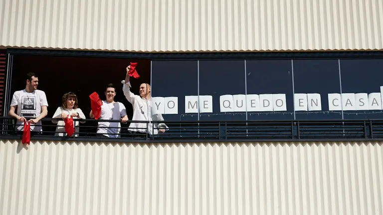 Los vecinos de Ripagaina celebran la “Escalerica” de San Fermín desde sus balcones durante el confinamiento por la crisis del coronavirus. PABLO LASAOSA
