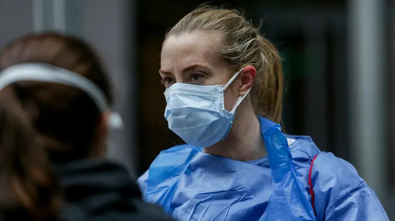 Una sanitaria protegida con mascarilla en el Hospital temporal de la Comunidad de Madrid habilitado en IFEMA para pacientes con coronavirus, en Madrid (España) a 31 de marzo de 2020.

01 ABRIL 2020 COVID-19;CORONAVIRUS;PANDEMIA;SISTEMA SANITARIO;SALUD

31/3/2020