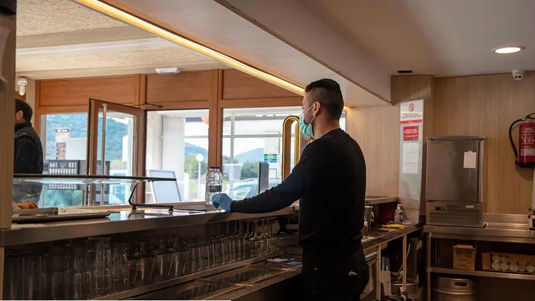Barra del restaurante situado junto a la gasolinera de la localidad de Sarasate. Facebook.