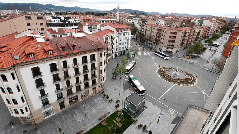 GRAFCAV4230. PAMPLONA, 05/04/2020.-  Aspecto inusual de la Avenida Carlos III, una de las principales arterias comerciales de la capital Navarra que se encuentra totalmente vacía en una jornada donde se afronta ya la cuarta semana de confinamiento que se ampliara hasta el 26 de abril por el COVID-19.  EFE/ Jesús Diges
