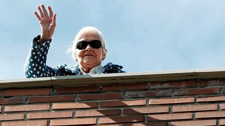 El confinamiento obligatorio a causa de la pandemia de coronavirus es una situación complicada para el conjunto de la sociedad conforme pasan los días, pero aún lo es más para colectivos con determinadas limitaciones, como el de las personas con discapacidad visual, sobre todo si viven solas. Es el caso de la vecina de la capital navarra Mari Luz Moleres, quien, al ser viuda, &#34;ya estaba acostumbrada a estar sola&#34;, ha apuntado a Efe. En estos días de aislamiento, Mari Luz no olvida hacer ejercicio y, cuando hace sol, sale a la terraza de su casa para airearse un poco.Tampoco falta nunca a su cita de las ocho de la tarde para aplaudir a los profesionales sanitarios.  EFE/ Jesús Diges