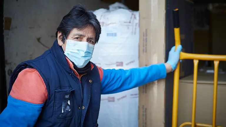 Repartidores autónomos de Seur continúan trabajando durante el período de confinamiento durante el estado de alarma por coronavirus, covid-19. En Pamplona, Navarra (España).