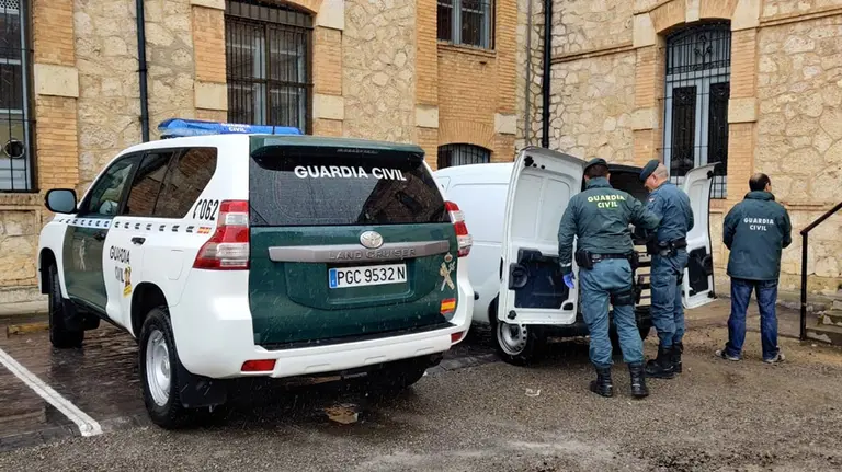 La Guardia Civil establece controles en algunos puntos de la provimcia de Teruel

La Guardia Civil establece controles en algunos edificios. Foto Europa Press.


3/4/2020