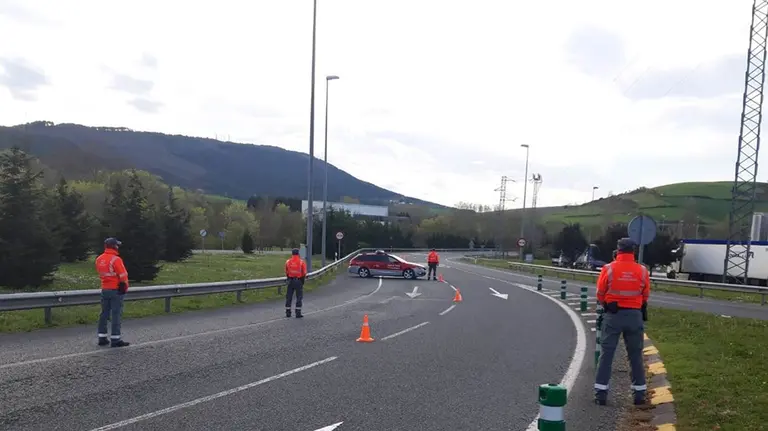 Control de tráfico en Arre, en la N-121-A POLICÍA FORAL