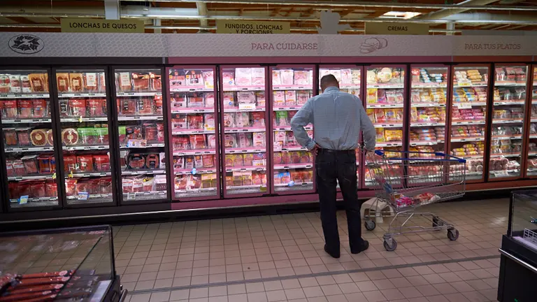 Un hombre hace la compra en el supermercado E.Leclerc durante la crisis del coronavirus. MIGUEL OSÉS