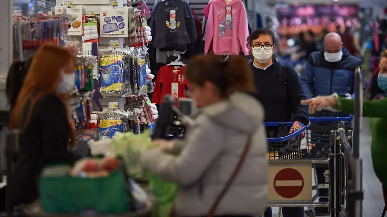 Compradores usando mascarillas en el supermercado E.Leclerc durante la crisis del coronavirus. MIGUEL OS&Eacute;S