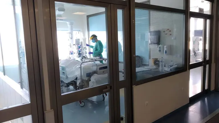 Imagen de la UCI del hospital Infanta Elena de Huelva durante la pandemia del coronavirus

Imagen de la UCI del hospital Infanta Elena de Huelva durante la pandemia del coronavirus


6/4/2020