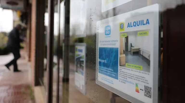 Una inmobiliaria anuncia un alquiler el día que el Consejo de Ministros prevé aprobar un plan que contempla una línea de microcréditos avalados por el Estado, ayudas directas y la suspensión de desahucios durante seis meses una vez acabe el estado de alarma en determinados supuestos, para lo que cuenta con movilizar 700 millones de euros, con el objetivo de mitigar los efectos del Covid-19, en Madrid (España), a 31 de marzo de 2020.

CORONAVIRUS;COVID-19;ESTADO DE ALARMA;PANDEMIA;CRISIS;ECONOMÍA;CONSEJO DE MINISTROS

31/3/2020