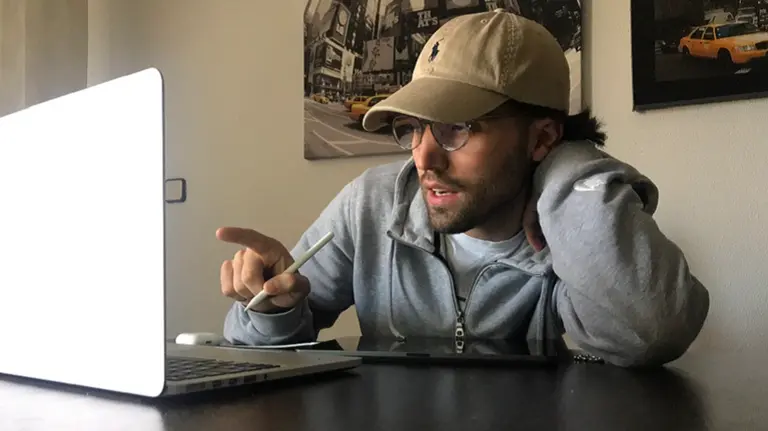 Santiago López, estudiante de la Universidad de Navarra, dirige unos tutoriales diarios online para que los más pequeños desarrollen la creatividad y adquieran rutinas. UNIVERSIDAD DE NAVARRA