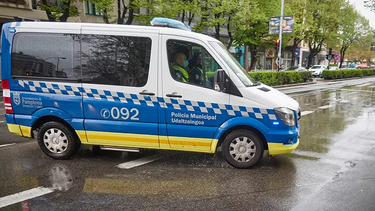 Un furgón de la Policía Municipal durante el Martes Santo y la cuarta semana del estado de alarma decretado por el Gobierno por la crisis del coronavirus, en Pamplona/Navarra (España) a 7 de abril de 2020.

FRÍO;LLUVIA;MAL TIEMPO;COVID-19;CONFINAMIENTO;PANDEMIA;ENFERMEDAD;BAJAS TEMPERATURAS;PARAGUAS;SEMANA SANTA

7/4/2020