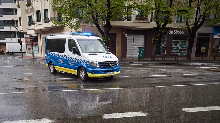 Un furgón de la Policía Municipal durante el Martes Santo y la cuarta semana del estado de alarma decretado por el Gobierno por la crisis del coronavirus, en Pamplona/Navarra (España) a 7 de abril de 2020.

FRÍO;LLUVIA;MAL TIEMPO;COVID-19;CONFINAMIENTO;PANDEMIA;ENFERMEDAD;BAJAS TEMPERATURAS;PARAGUAS;SEMANA SANTA

7/4/2020