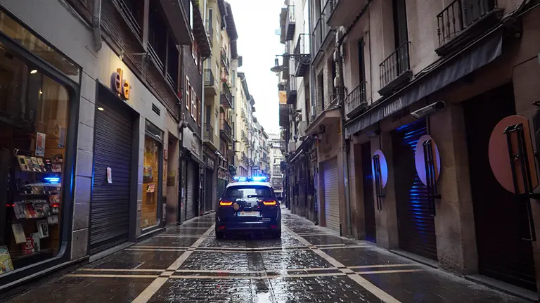 Un coche de la Policía Nacional por el casco viejo de Pamplona durante el Martes Santo y la cuarta semana del estado de alarma decretado por el Gobierno por la crisis del coronavirus, en Pamplona/Navarra (España) a 7 de abril de 2020.

FRÍO;LLUVIA;MAL TIEMPO;COVID-19;CONFINAMIENTO;PANDEMIA;ENFERMEDAD;BAJAS TEMPERATURAS;PARAGUAS;SEMANA SANTA

7/4/2020