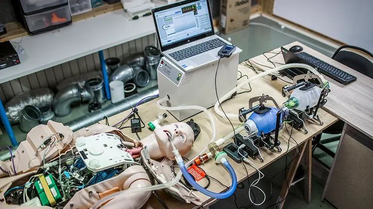 Pruebas realizadas con el respirador hecho por varios empresarios navarros para afrontar la crisis del coronavirus. CEDIDA