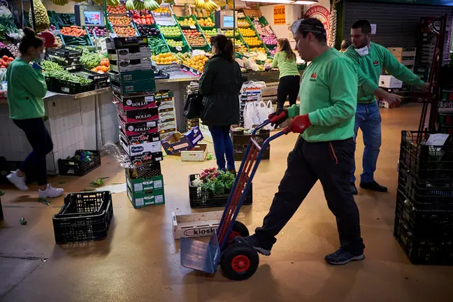Los trabajadores de frutas zabalza empiezan a preparar los pedidos a domicilio a partir de las 7:30 de la mañana. PABLO LASAOSA