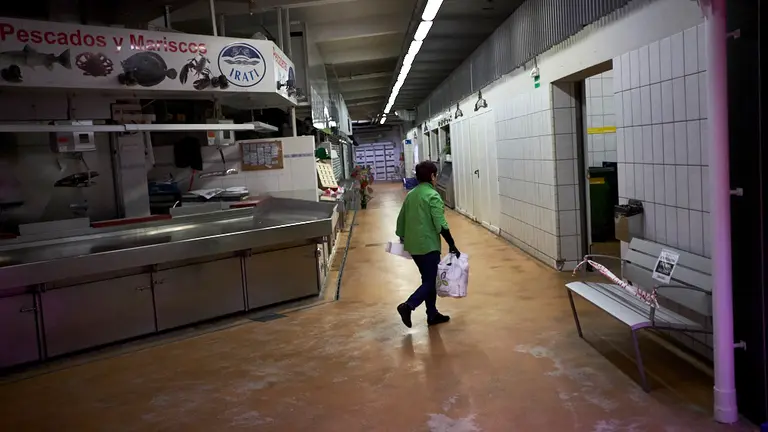 Una mujer camina por el mercado a echar la basura. PABLO LASAOSA
