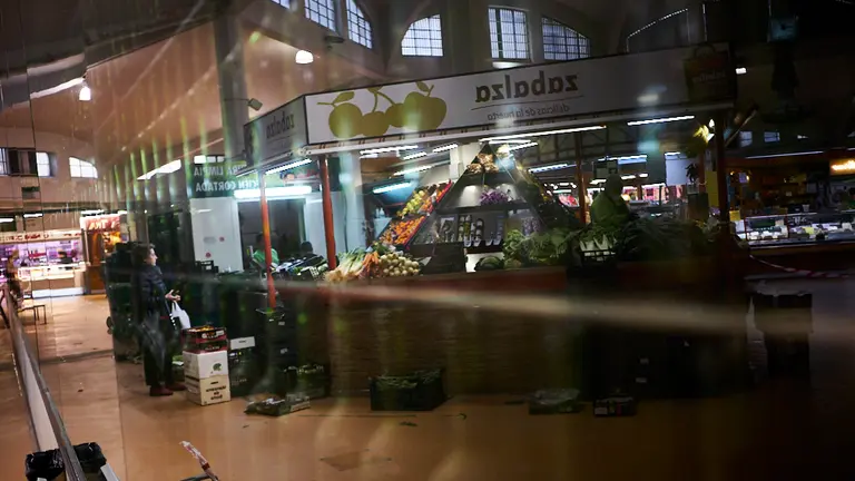 Uno de los dos puestos de frutas Zabalza en el Mercado del Segundo Ensanche. PABLO LASAOSA