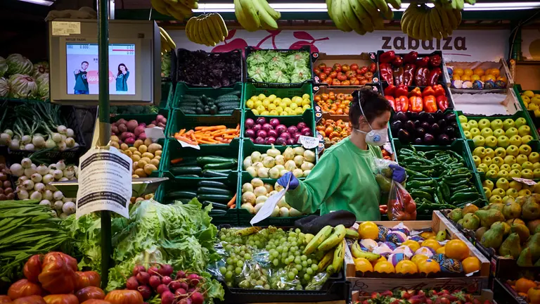 Una mujer prepara pedidos para el reparto a domicilio. PABLO LASAOSA
