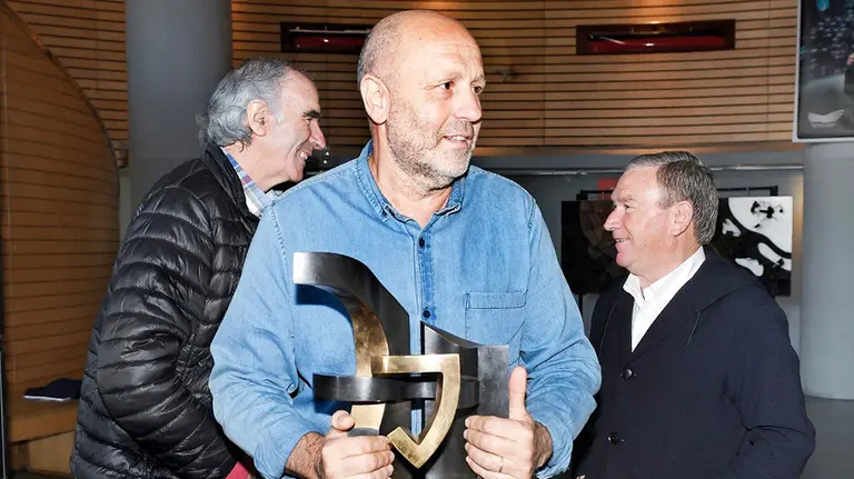 Carlos González Purroy con una escultura cedida a los veteranos del Atjletic. Facebook Purroy.