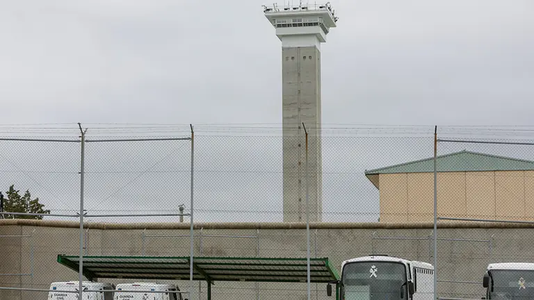 Furgones de la Guardia Civil aparcados en la Prisión de Soto del Real donde los efectivos de la UME se han desplegado para desinfectar las instalaciones y evitar así la expansión del coronavirus, en Soto del Real, Madrid (España), a 20 de marzo de 2020.

20/03/2020;OPERACIÓN BALMIS;EJÉRCITO;CORONAVIRUS;ESTADO DE ALARMA;COVID-19;UME;PANDEMIA;CRISIS;ENFERMEDAD

20/3/2020
