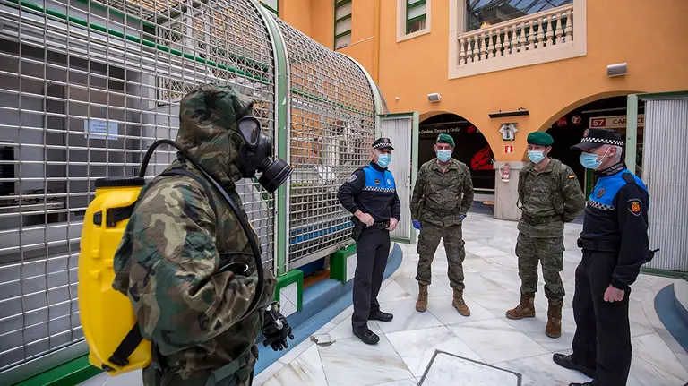 El ejército desinfectando
el Mercado Municipal de Santo Domingo en Pamplona. Cedida.
