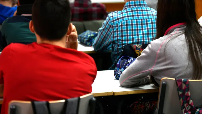 Alumnos del Programa de Bachillerato de Excelencia del Instituto San Mateo durante una de sus clases, en Madrid (España), a 20 de diciembre de 2019. Archivo.