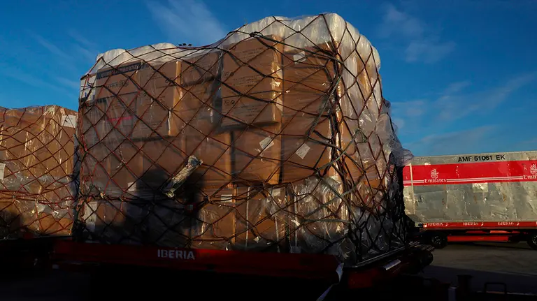 GRAF7640. MADRID, 08/04/2020.- Cajas con los 150 respiradores adquiridos por las comunidades de Castilla-La Mancha, Navarra y Cataluña tras ser descargadas del avión que las ha transportado este miércoles al aeropuerto de Barajas. EFE/JuanJo Martín
