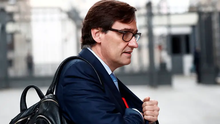 MADRID, 09/04/2020.- El ministro de Sanidad, Salvadro Illa, a su llegada este jueves al Congreso para asistir al pleno que aprobará con una amplia mayoría una nueva prórroga del estado de alarma en un debate en el que se abordará, con toda probabilidad, la nueva fase que se abrirá en las próximas semanas con el levantamiento progresivo de las restricciones a la movilidad por el coronavirus. EFE/Mariscal
