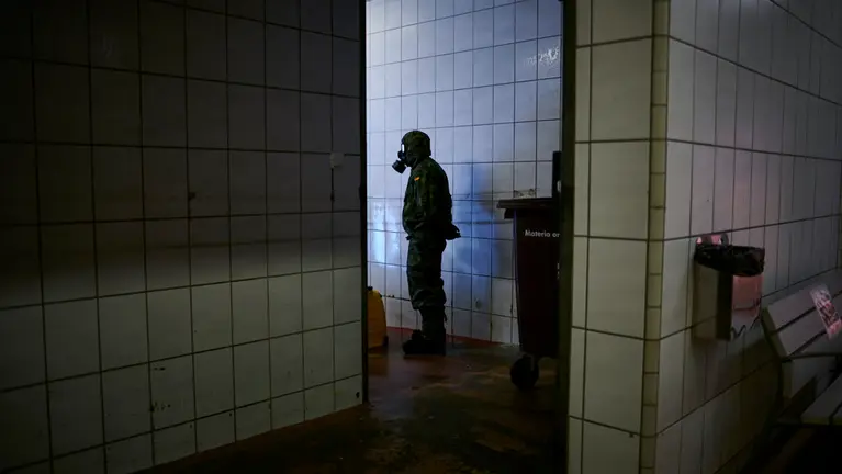 Un militar del regimiento América 66 del Ejército de España de Pamplona durante la desinfección del mercado del Segundo Ensanche durante la crisis del coronavirus. PABLO LASAOSA