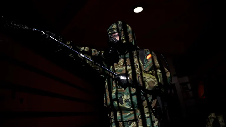 Efectivos militares del regimiento América 66 del Ejército de España de Pamplona desinfectan del mercado del Segundo Ensanche durante la crisis del coronavirus. PABLO LASAOSA