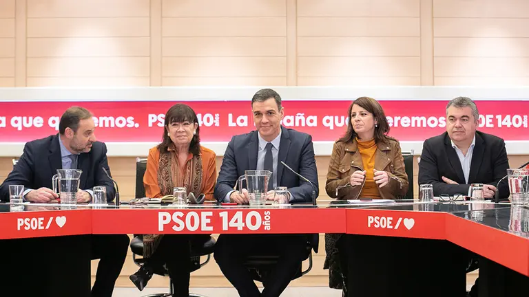 (I-D)  El ministro de Transportes, Movilidad y Agenda Urbana, José Luis Ábalos; la vicepresidenta primera del Senado, Cristina Narbona; el presidente del Gobierno, Pedro Sánchez;  la portavoz socialista en el Congreso, Adriana Lastra y el secretario ejecutivo de Coordinación Territorial, Santos Cerdán durante la reunión de la Comisión Permanente de la Ejecutiva Federal del PSOE en la sede del PSOE (Ferraz), en Madrid (España), a 17 de febrero de 2020.

17 FEBRERO 2020
  (Foto de ARCHIVO)

17/2/2020