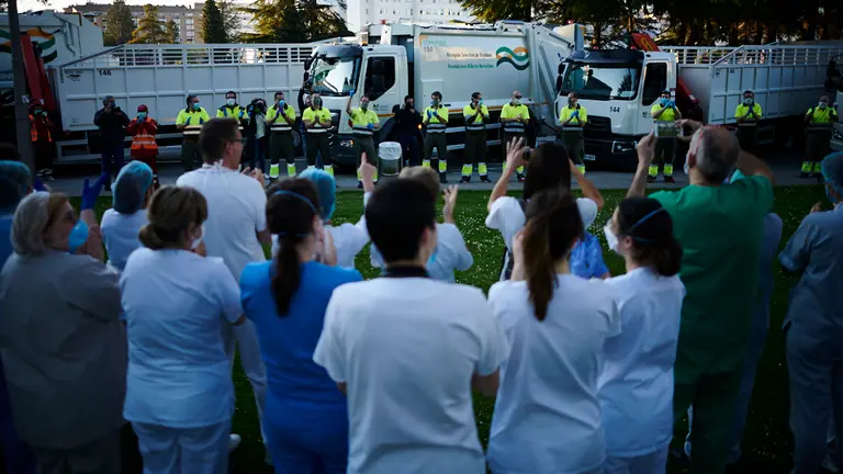 Personal de limpieza de la mancomunidad aplaude al personal sanitario en el Complejo Hospitalario de Navarra durante la crisis del coronavirus. PABLO LASAOSA