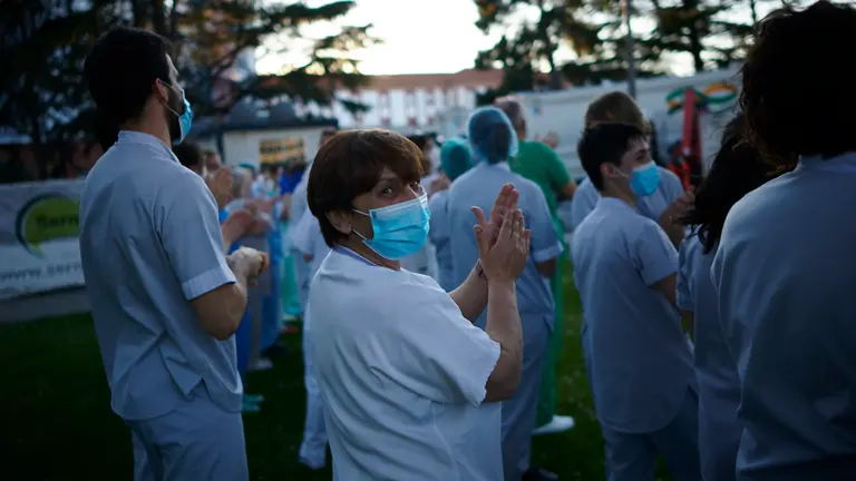 Personal de limpieza de la mancomunidad aplaude al personal sanitario en el Complejo Hospitalario de Navarra durante la crisis del coronavirus. PABLO LASAOSA